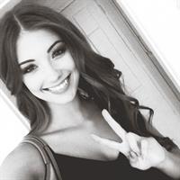 Lorena Rae taking a selfie