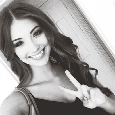 Lorena Rae taking a selfie