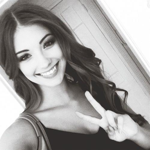 Lorena Rae taking a selfie