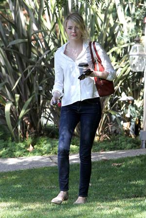 Emma Stone in Jeans walking in Los Angeles (10/08/12) 