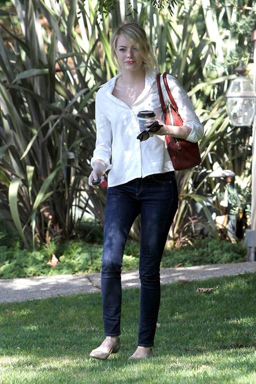 Emma Stone in Jeans walking in Los Angeles (10/08/12) 