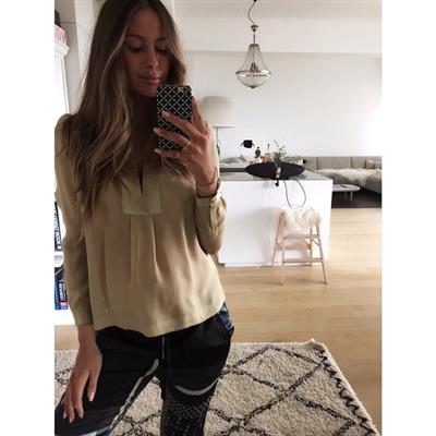 Mathilde Gøhler taking a selfie