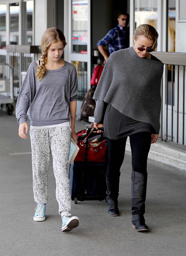 Felicity Huffman Arrives at LAX Airport with daughter in Los Angeles (November 11, 2013) 