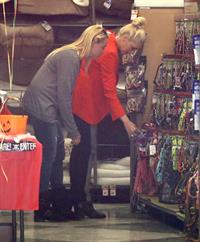Gwen Stefani Spotted entering a store in Studio City (October 13, 2012) 
