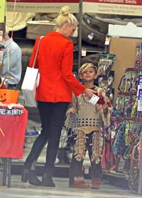 Gwen Stefani Spotted entering a store in Studio City (October 13, 2012) 