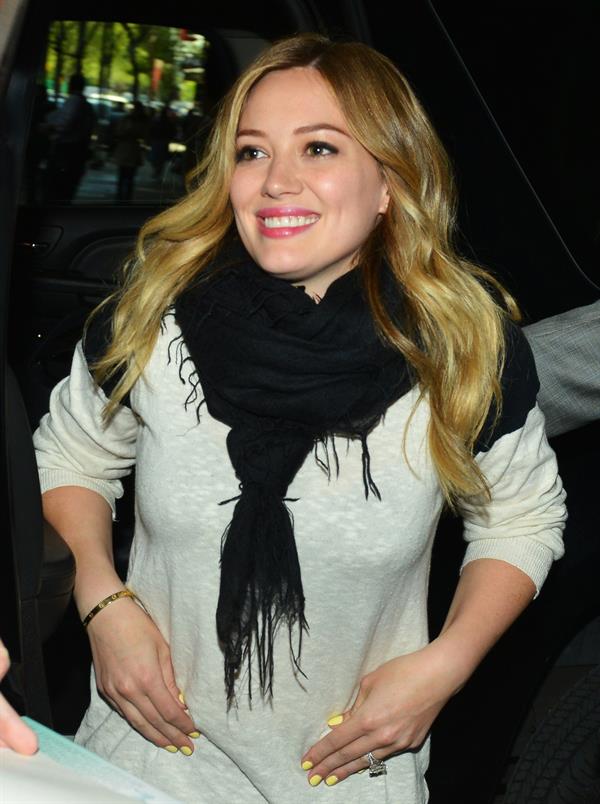 Hilary Duff Greets Fans at the Rachel Ray Show in New York City (02.05.2013) 