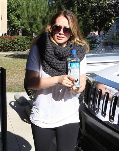 Hilary Duff Heads to pilates class in Studio City (November 20, 2012) 