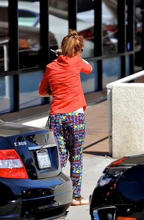 Isla Fisher - Shopping for furniture and picks up lunch in LA - September 14, 2012