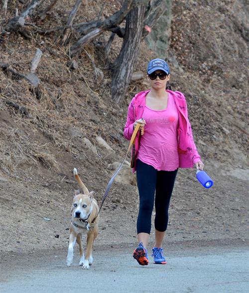 Jenna Dewan Takes her dog for a walk in Runyon Canyon, Los Angeles (November 16, 2012) 