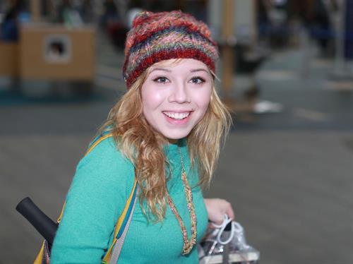 Jennette McCurdy  catching flight back to LA in Vancouver 11/3/12 