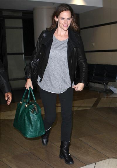Jennifer Garner Departs LAAirport in L.A. (November 14, 2012) 