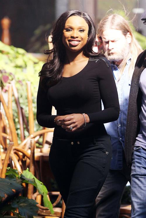 Jennifer Hudson Films a Weight Watcher commercial in Los Angeles (November 16, 2012) 