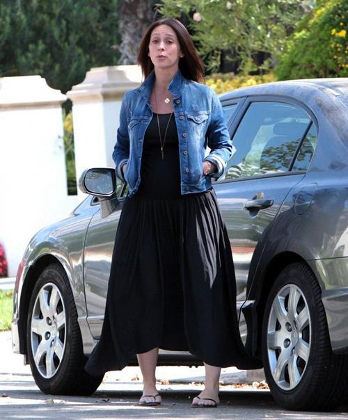 Jennifer Love Hewitt out at Starbucks in Los Angeles August 9, 2013 