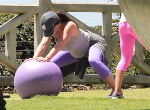 Jennifer Love Hewitt Jennifer Love Hewitt doing a yoga session in Santa Monica August 8, 2013  