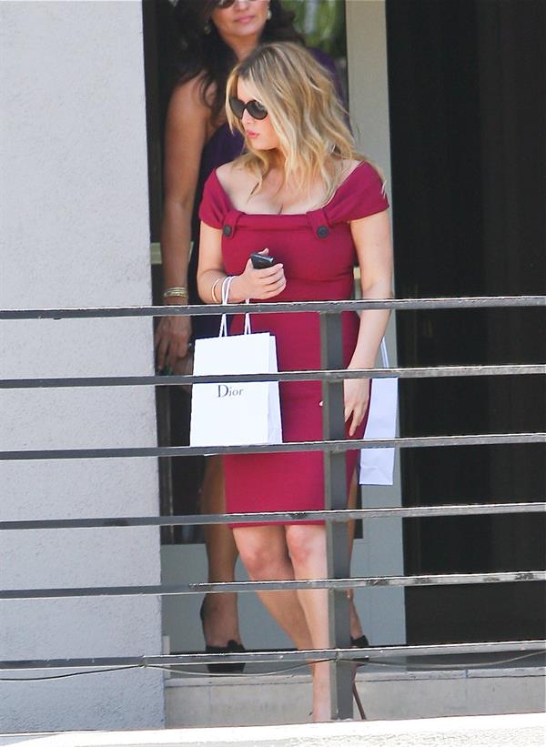 Jessica Simpson leaving a restaurant in Hollywood