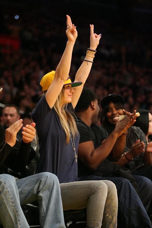 Kaley Cuoco attending a Los Angeles Lakers vs New York Knicks basketball game in LA on December 29, 2011