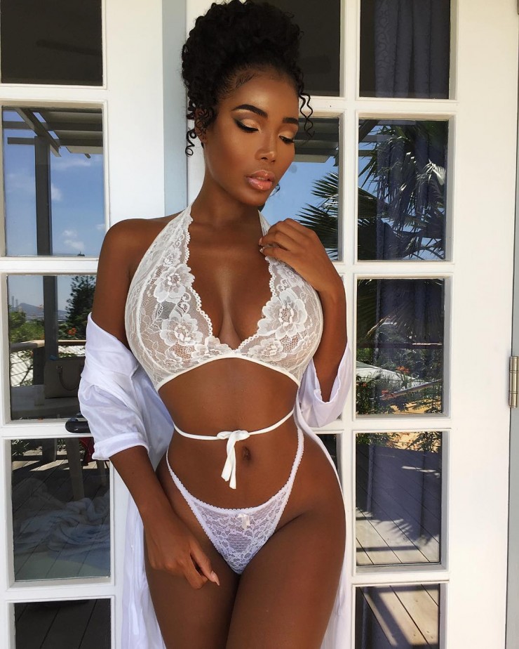 Monifa Jansen in lingerie