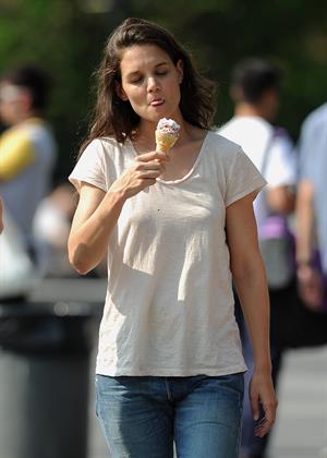Katie Holmes Pictures Katie Holmes Films  Mania Days  in Washington Square Park (May 21, 2013)
