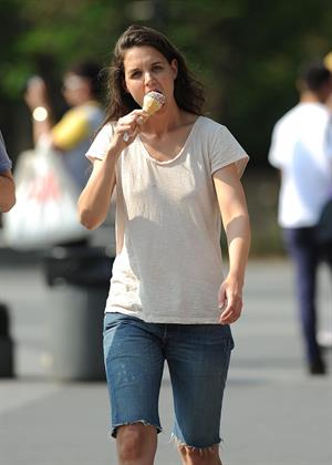 Katie Holmes Pictures Katie Holmes Films  Mania Days  in Washington Square Park (May 21, 2013)