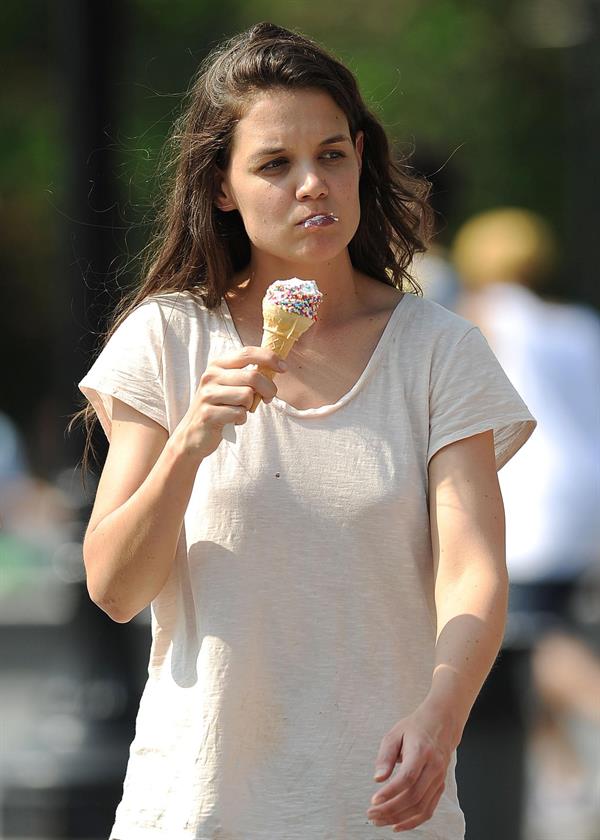 Katie Holmes Films  Mania Days  in Washington Square Park (May 21, 2013) 