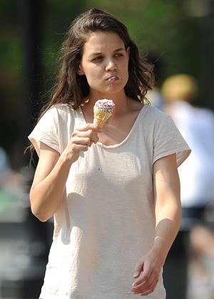 Katie Holmes Pictures Katie Holmes Films  Mania Days  in Washington Square Park (May 21, 2013)