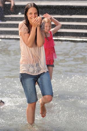 Katie Holmes Pictures Katie Holmes Films  Mania Days  in Washington Square Park (May 21, 2013)