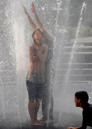 Katie Holmes Pictures Katie Holmes Films  Mania Days  in Washington Square Park (May 21, 2013)
