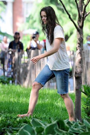 Katie Holmes Pictures Katie Holmes Films  Mania Days  in Washington Square Park (May 21, 2013)
