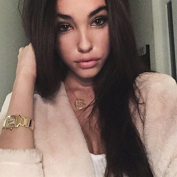 Madison Beer taking a selfie