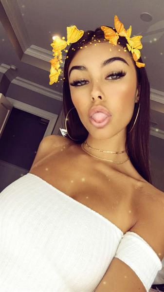 Madison Beer taking a selfie