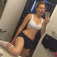 Iliza Shlesinger Selfie Pictures Iliza Shlesinger taking a selfie