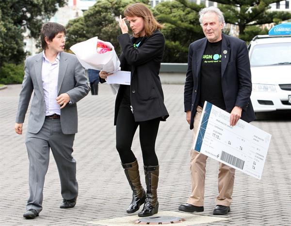 Lucy Lawless - $5,000 check for NZ PM John Key 11/18/09  