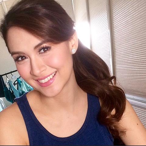 Marian Rivera taking a selfie