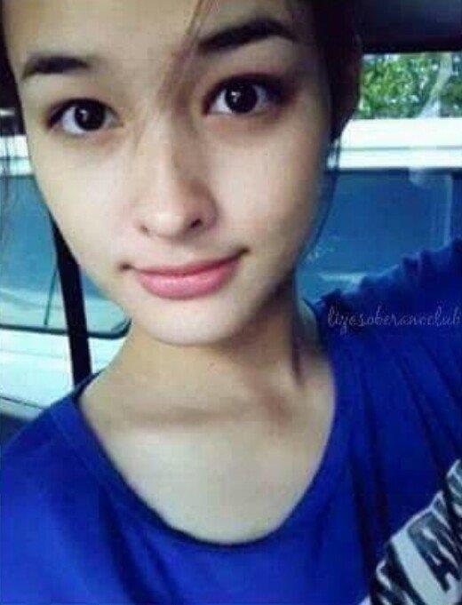 Liza Soberano taking a selfie