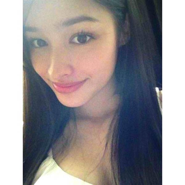 Liza Soberano taking a selfie