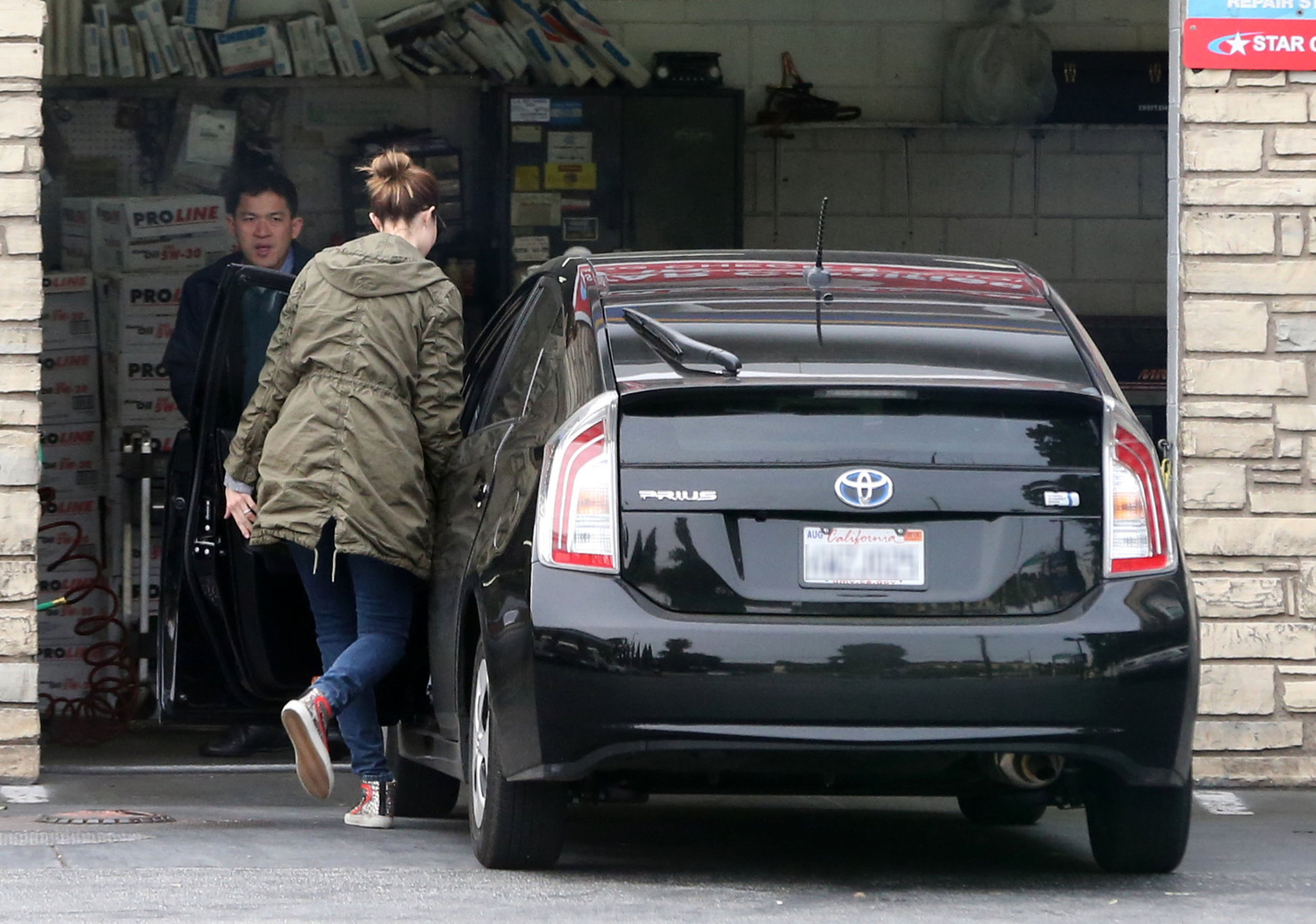 Mandy Moore - Stops at a star certified smog check station to pump up her tires in Los Feliz (02.02.2013) 