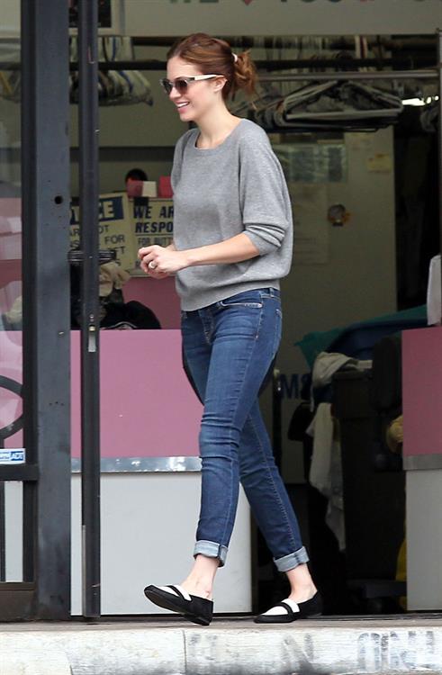 Mandy Moore - Stopping By A Dry Cleaners - August 25, 2012