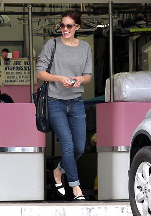 Mandy Moore - Stopping By A Dry Cleaners - August 25, 2012