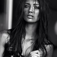 Lorena Rae taking a selfie