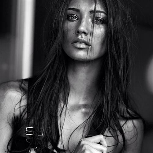 Lorena Rae taking a selfie