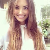 Lorena Rae taking a selfie