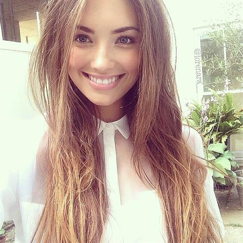 Lorena Rae taking a selfie