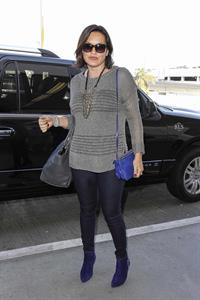 Mariska Hargitay Arrives at LAX Airport in Los Angeles (November 11, 2013) 