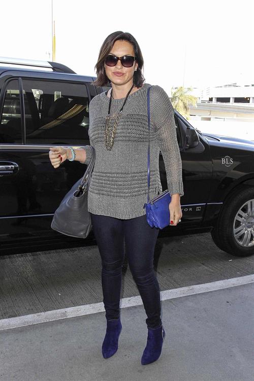 Mariska Hargitay Arrives at LAX Airport in Los Angeles (November 11, 2013) 