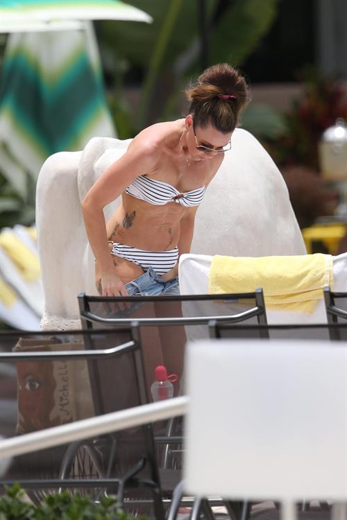 Michelle Heaton Filming a fitness show on Miami Beach, Florida (May 21, 2013) 