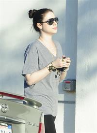 Michelle Trachtenberg shopping in Beverly Hills 9/12/13