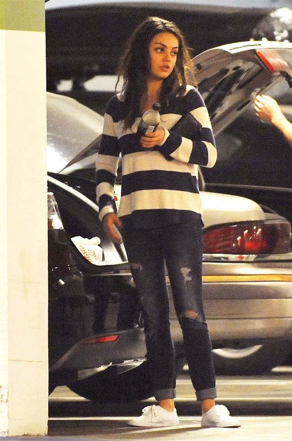 Mila Kunis - Caught with her mother and a shopping cart on a parking place in Los Angeles (04.02.2013) 