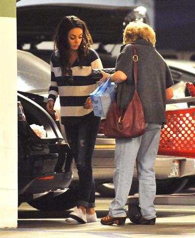 Mila Kunis - Caught with her mother and a shopping cart on a parking place in Los Angeles (04.02.2013) 