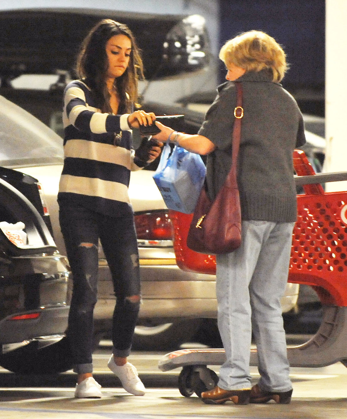 Mila Kunis - Caught with her mother and a shopping cart on a parking place in Los Angeles (04.02.2013) 