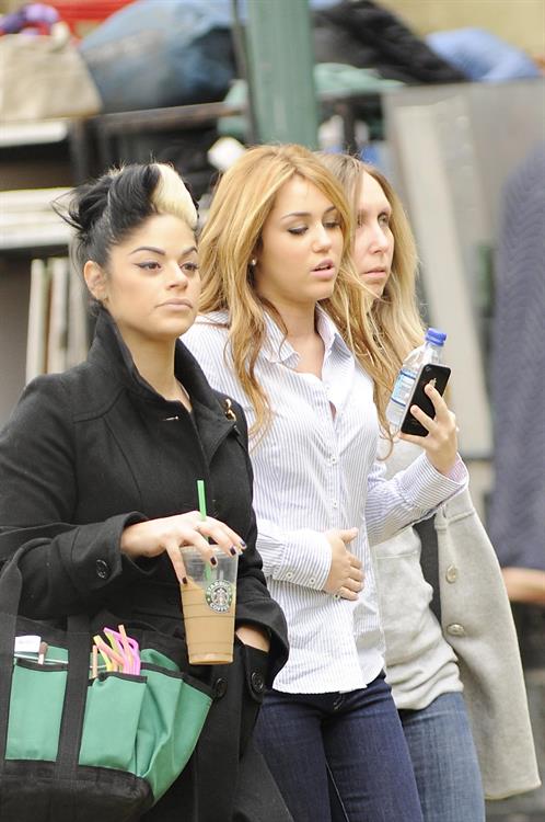 Miley Cyrus Pictures Miley Cyrus set of So Undercover in New Orleans 12/15/10 Gal Number : 2012110918280513c8-14